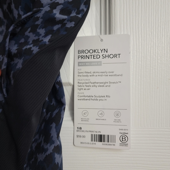 Athleta Brooklyn Mid Rise Printed Shorts, Women's Size 18 - Picture 5 of 5